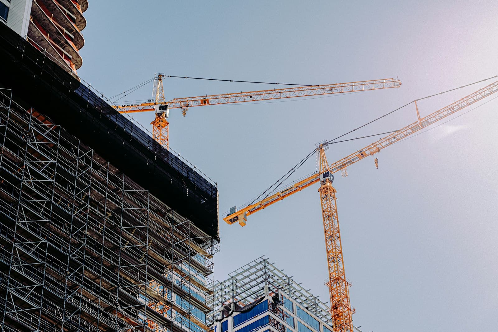 Obra de construcción y remodelación con grúa bajo un cielo despejado