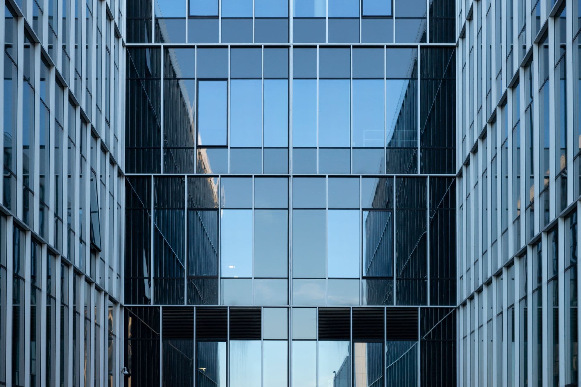 Torre de vidrio azul de arquitectura moderna vista desde abajo