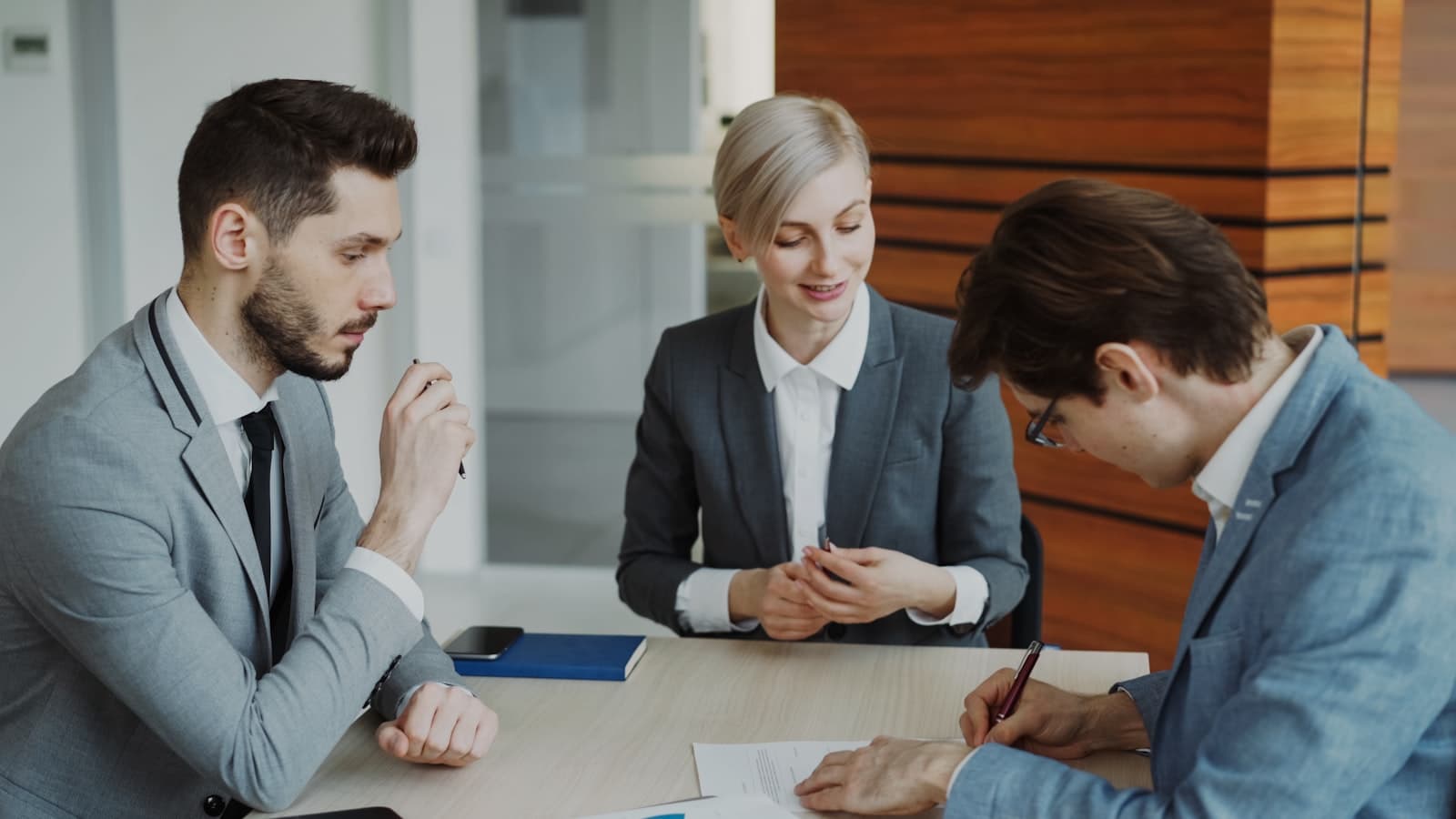 Abogado en consulta con su cliente en una oficina premium