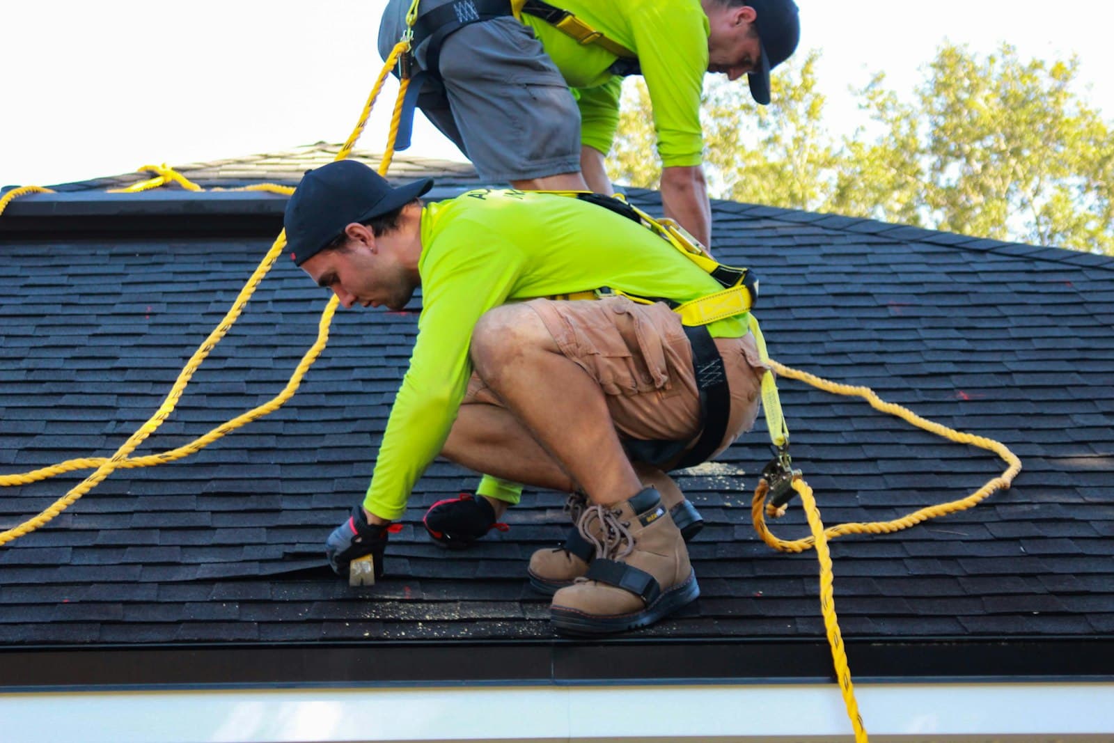 Cuadrilla de roofing trabajando profesionalmente en el techo de una vivienda