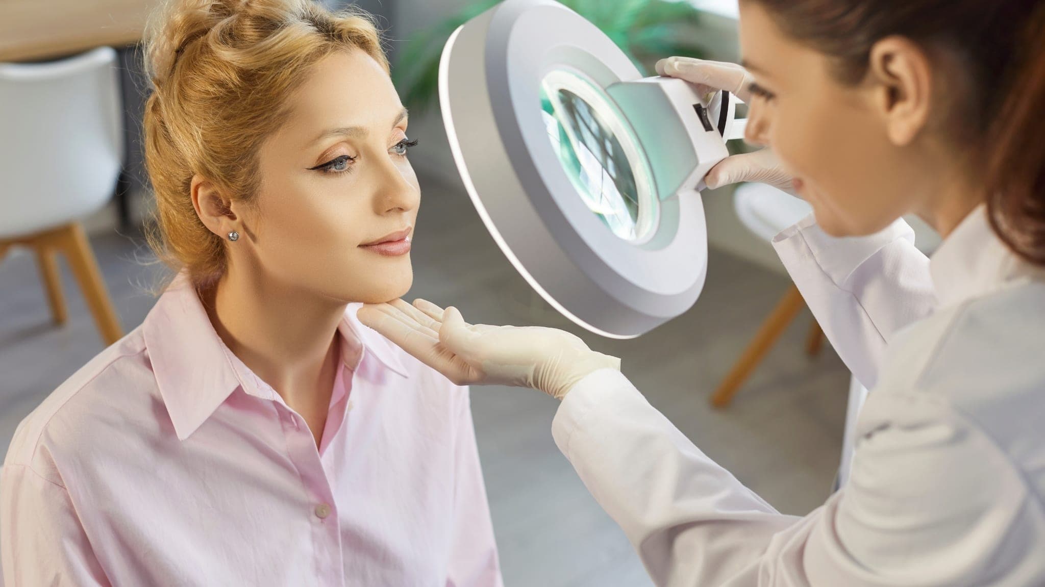 Ambiente de clínica estética premium durante un tratamiento facial